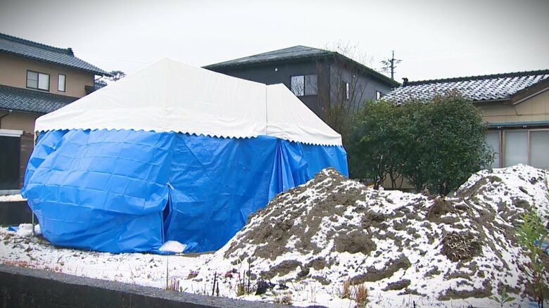 “重機で出入りする複数の男性”目撃した人も…空き家敷地の土の中から身元不明の男性遺体見つかる 10月中旬には約20km離れた場所に住む70代男性が行方不明に｜FNNプライムオンライン