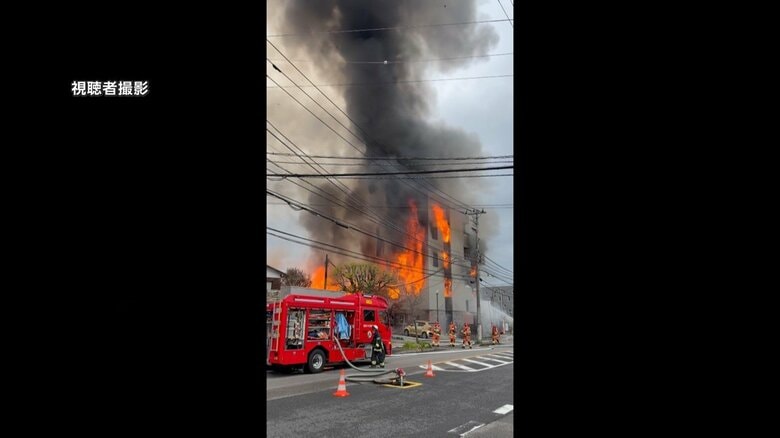 千葉・我孫子市で建築事務所が全焼　隣接する木造の空き家も延焼　けが人なし　詳しい出火原因を調査｜FNNプライムオンライン