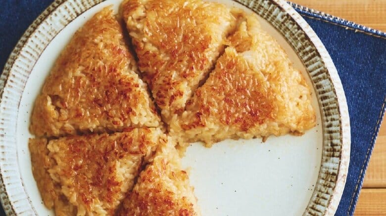 にぎらず簡単にできる焼きおにぎり！食卓で切り分けたら子どもも喜ぶ、料理初心者の料理家が考案した「豪快焼きおにぎり」｜FNNプライムオンライン