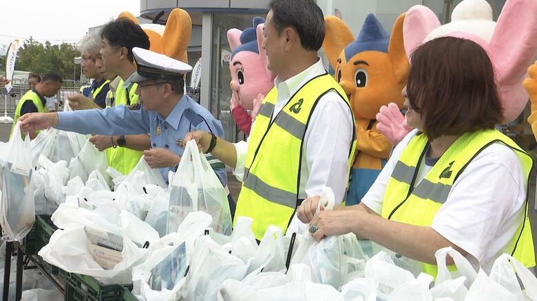 「交通事故なし（梨）」を願って…“秋の味覚”と共に交通安全呼びかけ　参加者には「梨」配られる　警視庁｜FNNプライムオンライン