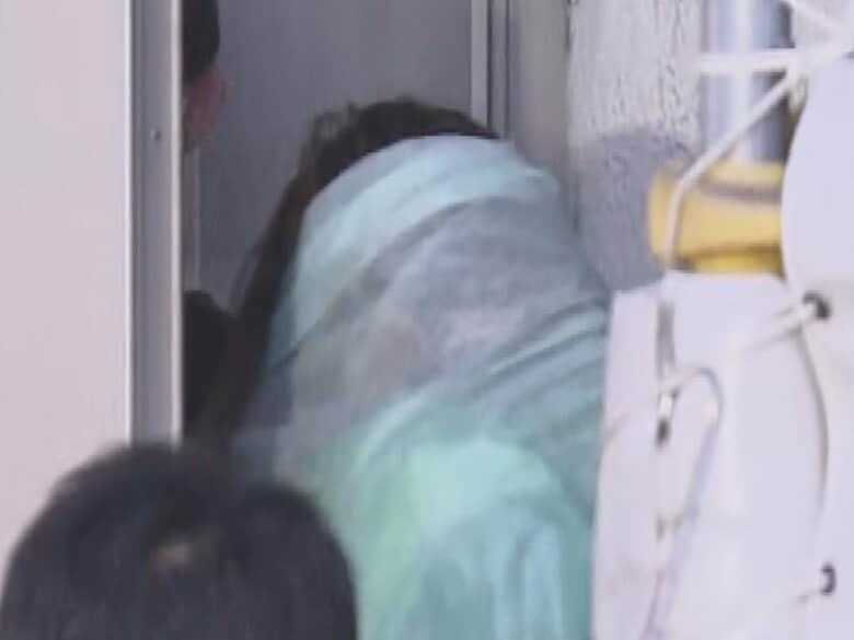 現場に刃物残される…会社役員の男性が路上で血を流して倒れ死亡 知人とみられる50歳女を殺人容疑で逮捕｜FNNプライムオンライン