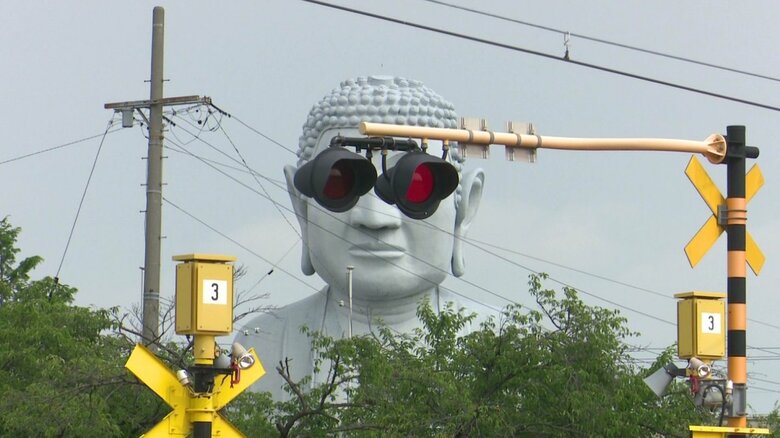 踏切の近くで見られる「サングラス大仏」　高さ18m…愛知県江南市のシンボルが話題｜FNNプライムオンライン