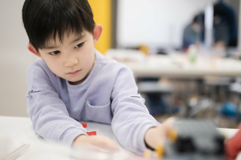ロボットプログラミング教育は幼児期から！ ロボット教室 小学1年生までに通い始める家庭が増加