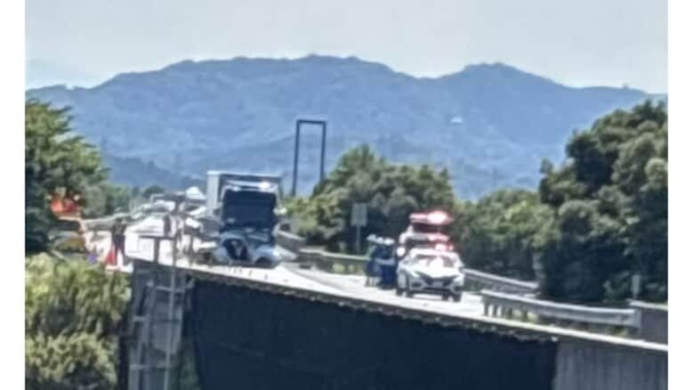 【速報】軽自動車と大型トラックが正面衝突…1人意識不明の重体　安来道路が上下線とも通行止め（島根）｜FNNプライムオンライン