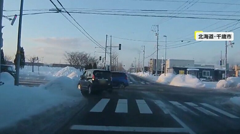 「気を失った？」赤信号の交差点に進入し別の車と衝突…信号無視で直進する危険な運転も　各地で目撃｜FNNプライムオンライン