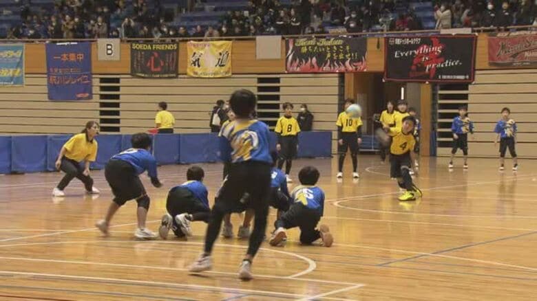 九州・山口の小学生がドッジボールで熱戦！日本一のチームも出場でハイレベルな試合に｜FNNプライムオンライン