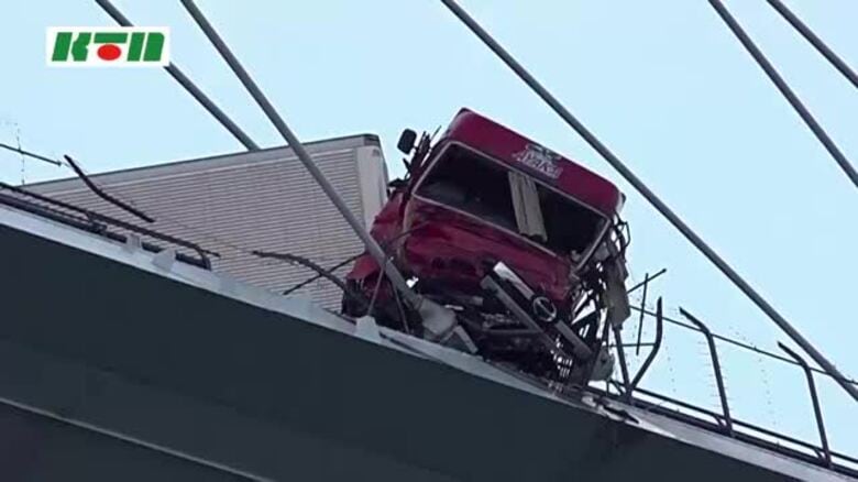 橋で駐停車禁止の場所に停車していた車に大型トレーラーが追突…双方の運転手が書類送検　トレーラー運転手は死亡｜FNNプライムオンライン