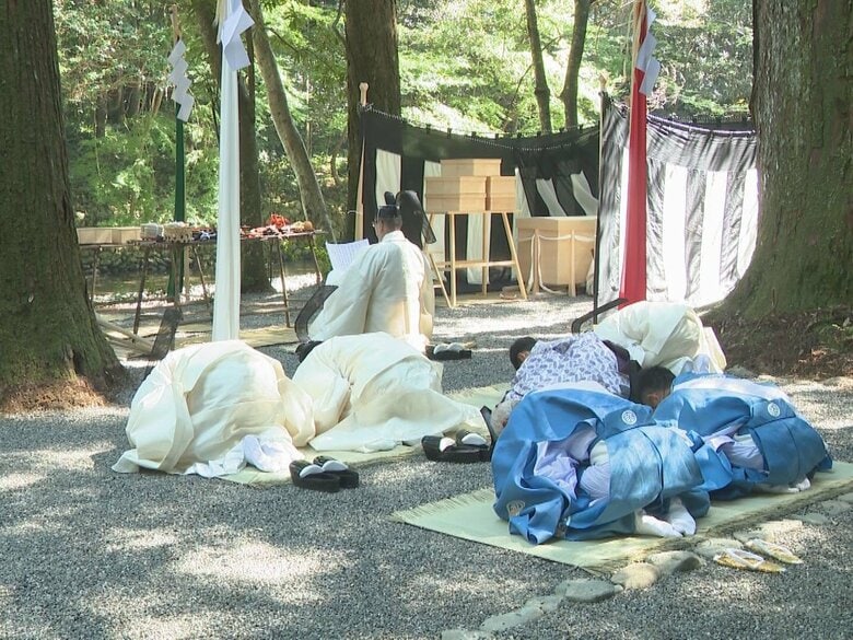 伊勢神宮・内宮で「御船代祭」式年遷宮で使われる御用材を伐採する際の安全を祈願 平安装束着た小学生も参加｜FNNプライムオンライン