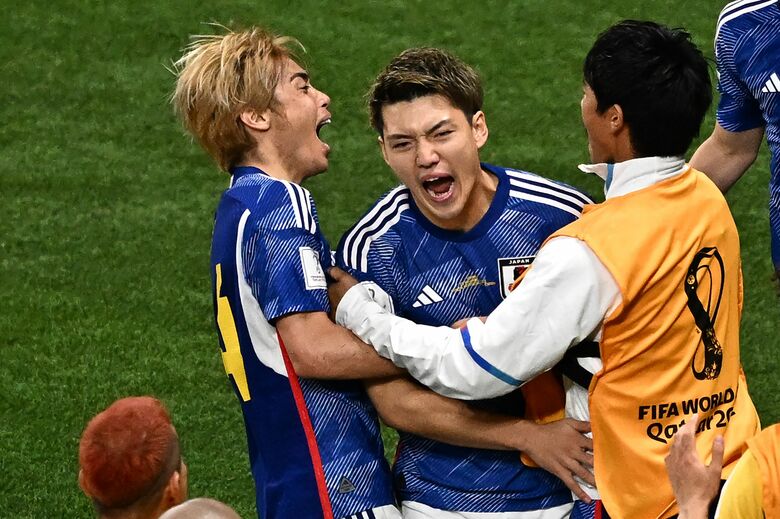 同点ゴールを決めた堂安選手(AFP=時事)
