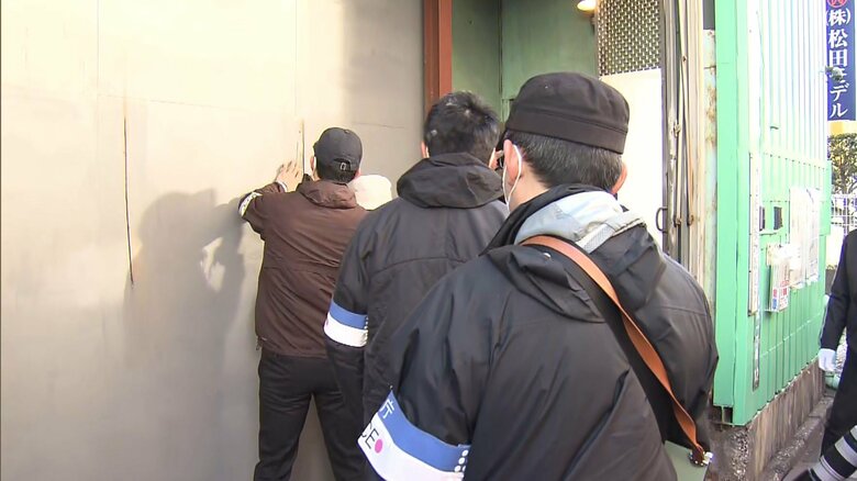 その後、警視庁公安部の捜査員らが、「前進社」に対する家宅捜索に着手した。