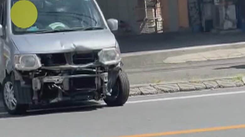 何度も衝突を繰り返した車