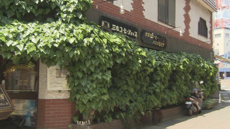 店を覆うツタの葉