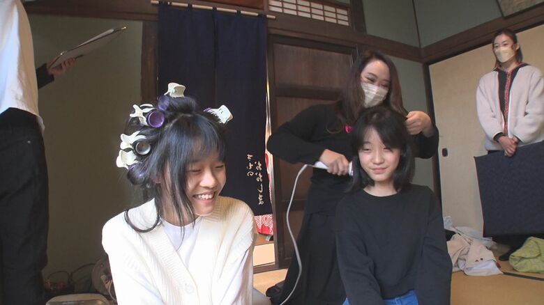 小柳姉妹の髪をセットする大嶋さん