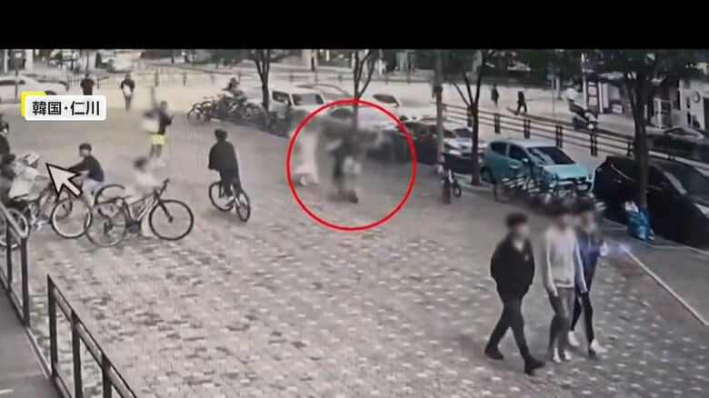 電動キックボードと親子が衝突する瞬間（10月18日、韓国・仁川）（6）