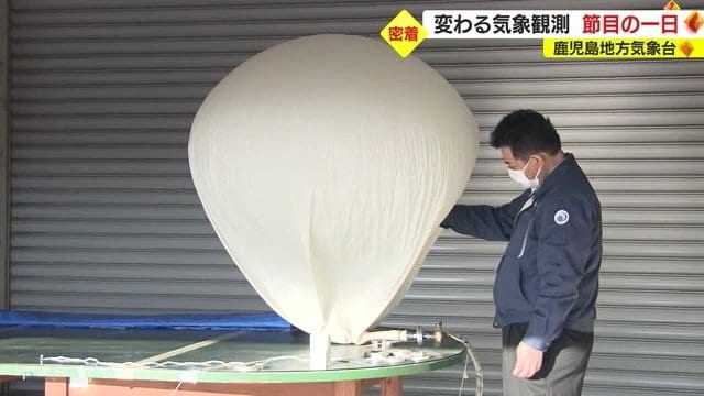 手作業で準備をする職員