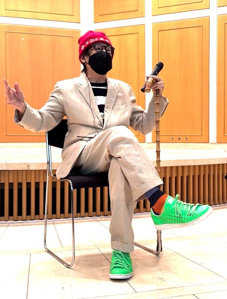 蛍光グリーンのスニーカーが恰好いい横尾氏 