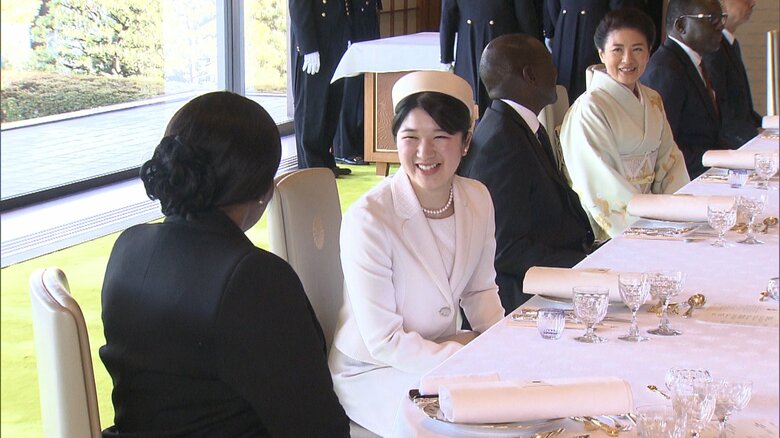 ケニアの大統領夫妻と笑顔で会話を交わす愛子さま　2024年2月