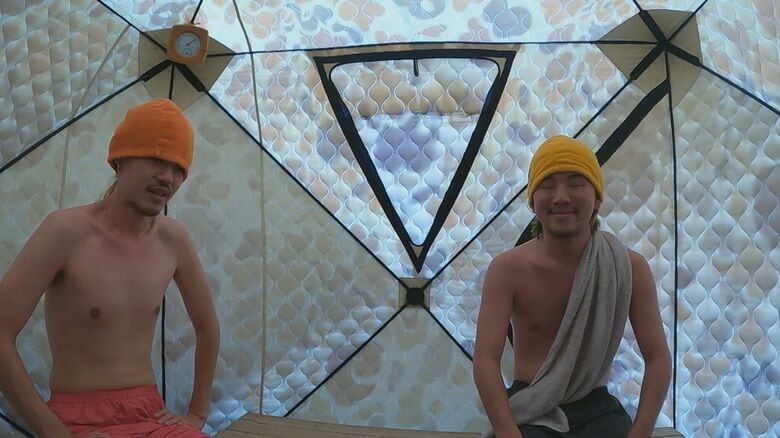 サウナを楽しむ客