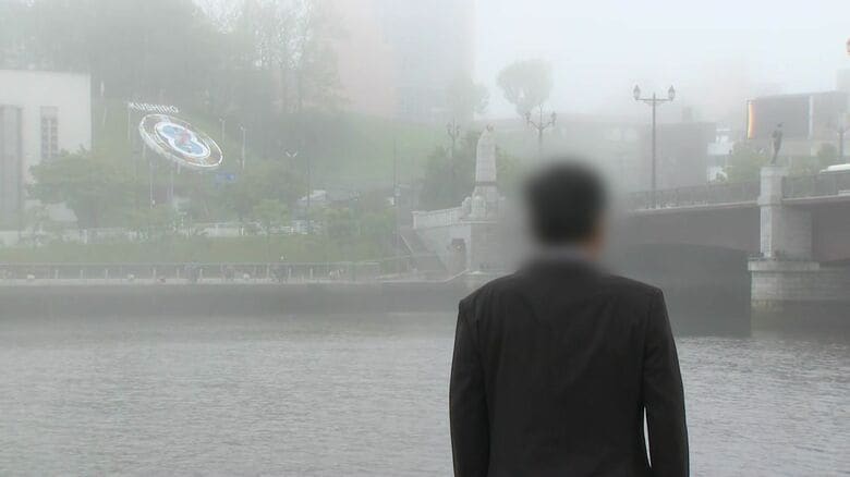 息子の服を身に着けて裁判所に向かった宝大さんの父親