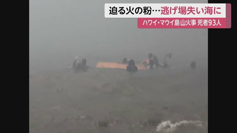 オレンジ色の何かに捕まり、集まっている人もいる