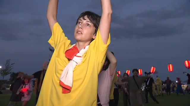 盆踊りに参加するエミリーさん　町にすっかり馴染んでいる