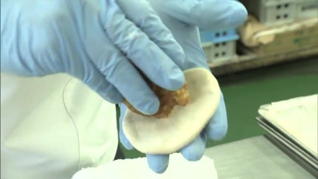 大きな唐揚げを玄米パンの生地で包む