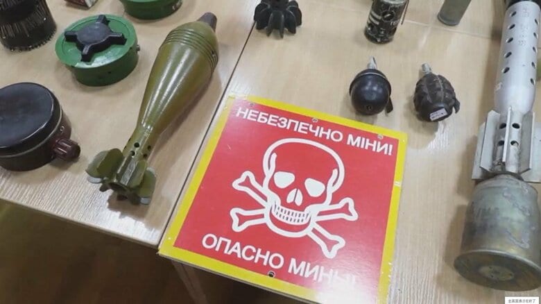 学校では爆弾や地雷についての勉強が行われている