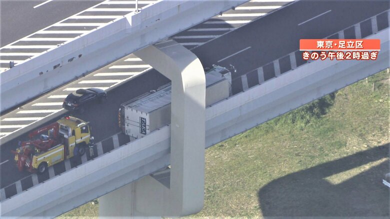 風の影響で横転したトラック
