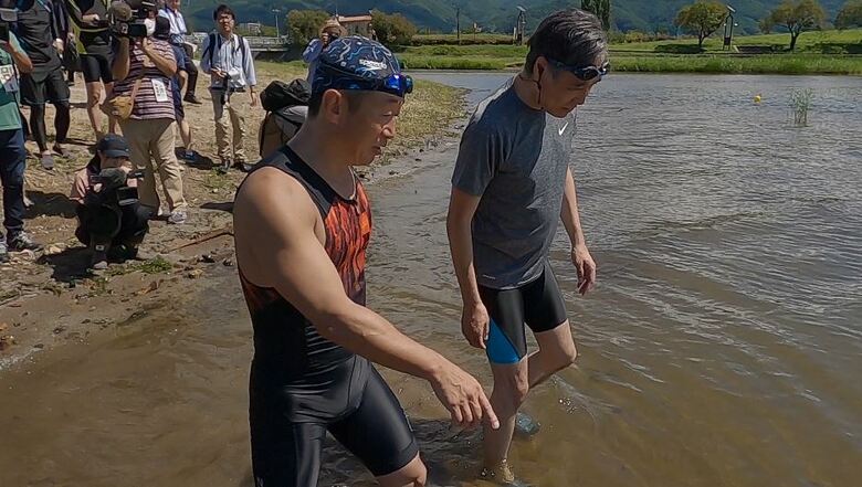 阿部知事（奥）と共田武史議員（手前）