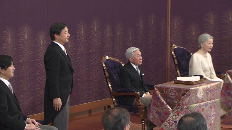 歌の詠みあげをお聞きになる皇太子さま