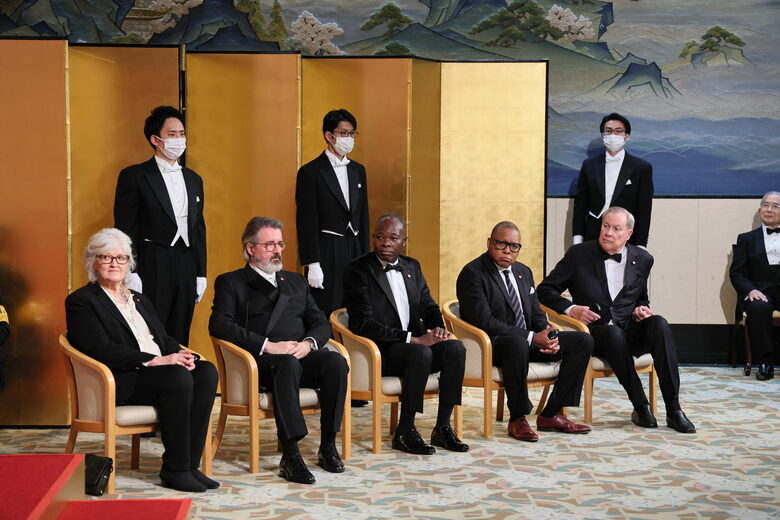 【第34回高松宮殿下記念世界文化賞】授賞式典に臨む（左から）ヴィヤ・セルミンスさん、オラファー・エリアソンさん、ディエベド・フランシス・ケレさん、ウィントン・マルサリスさん、ロバート・ウィルソンさん10月18日 東京・元赤坂の明治記念館© 日本美術協会／産経新聞
