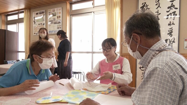 この日のレクリエーションは「うちわ作り」