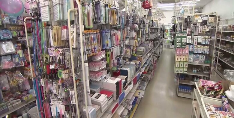 100円ショップ越後屋の店内