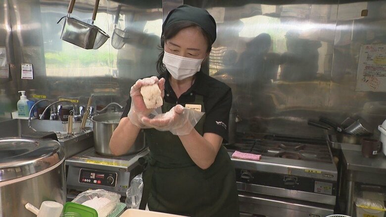 おにぎりを握る榛白優子店長