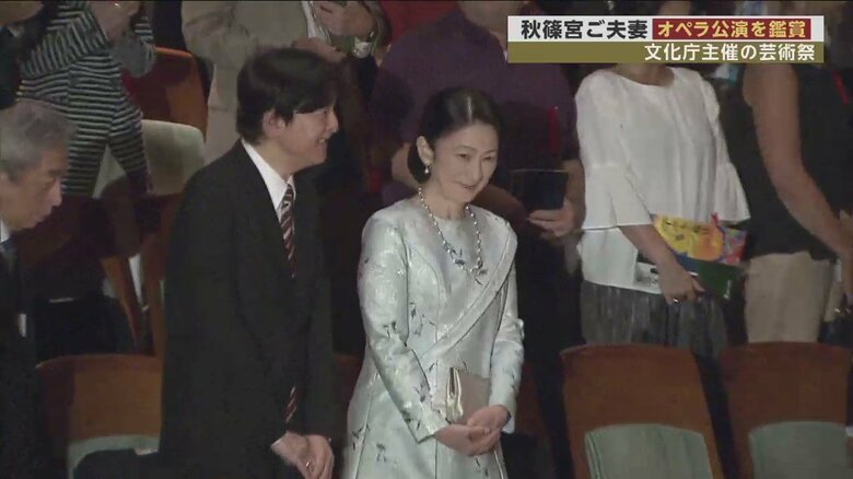 席に到着したご夫妻。紀子さまはシルバーの清楚な装い