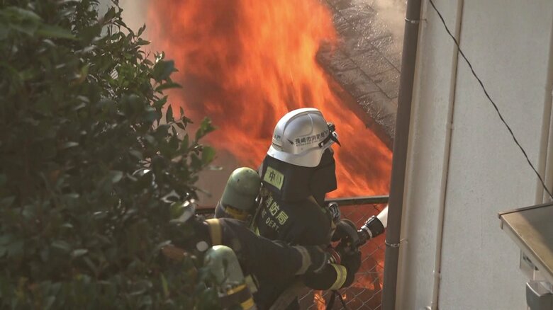 消火活動にあたる消防隊員