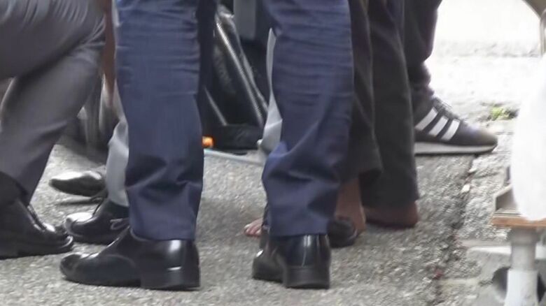 確保時は裸足だった