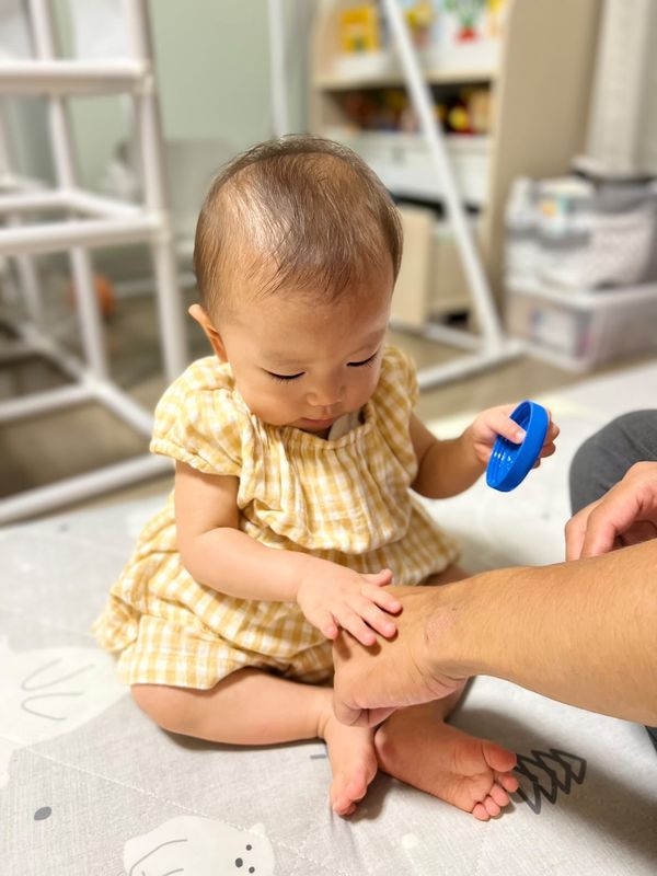 プロペトを塗る練習　両親の手にもぬりぬり