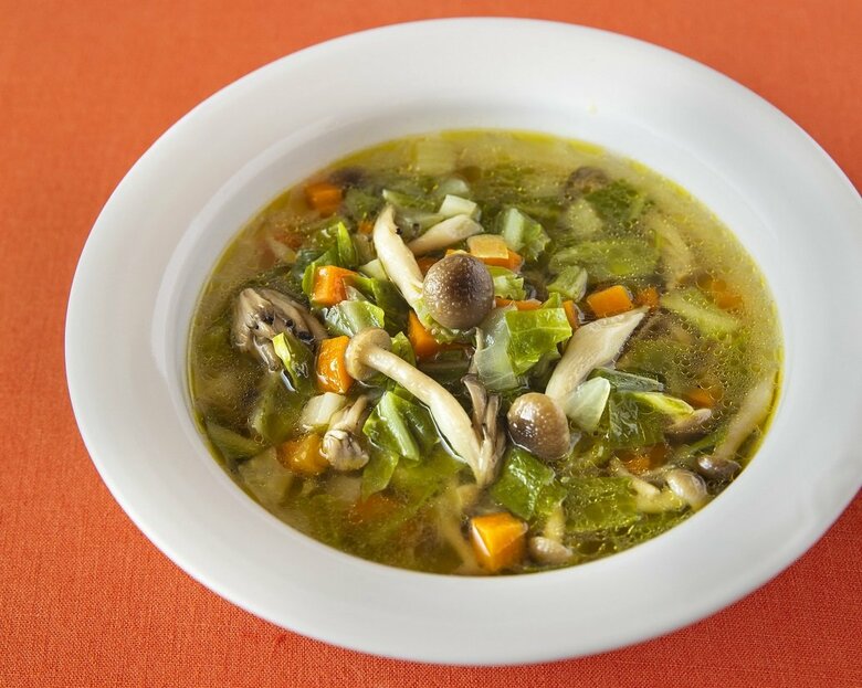 【胃腸にやさしい基本のベジスープ】
『あすけん公式 ほぼ100円野菜で整うスープ』（発行：ワニブックス）より