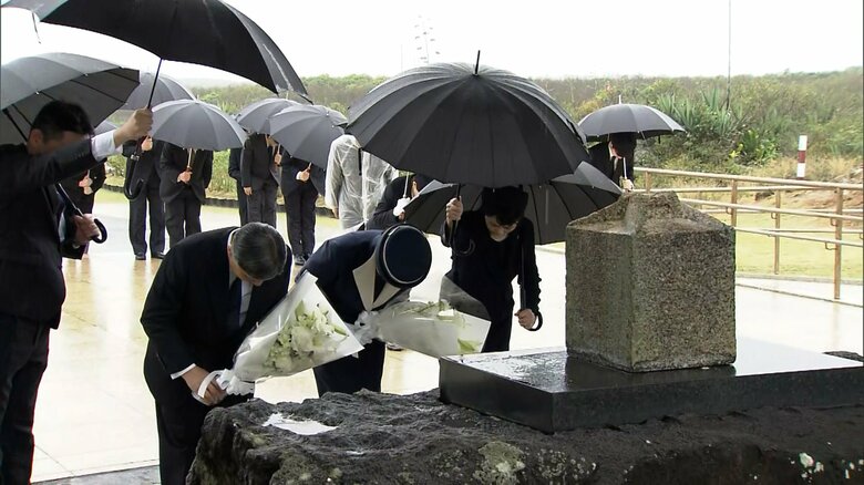 「天山慰霊碑」を訪問された天皇皇后両陛下