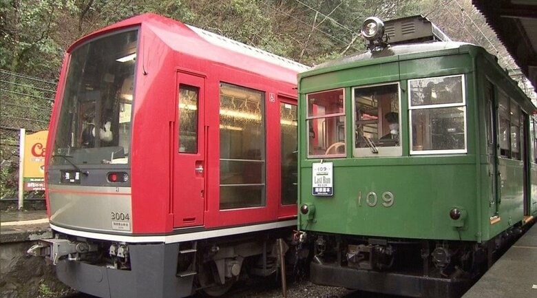 新型の3000形「アレグラ号」（左）、モハ2形「109号」（右）