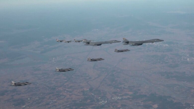 米韓演習「ビジラント・ストーム」に参加した米韓の航空機。F-16戦闘機、B-1B爆撃機、F-35ステルス戦闘機。