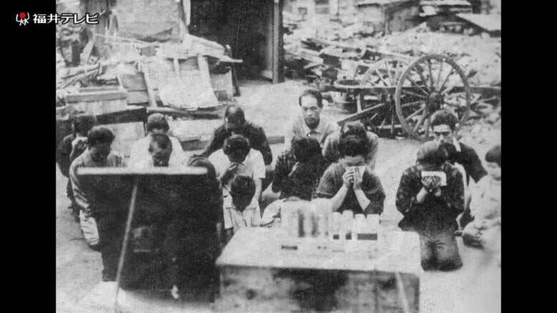 玉音放送を聞く国民