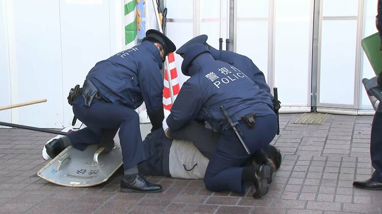 ついに刃物男は警官隊に取り押さえられた(訓練）