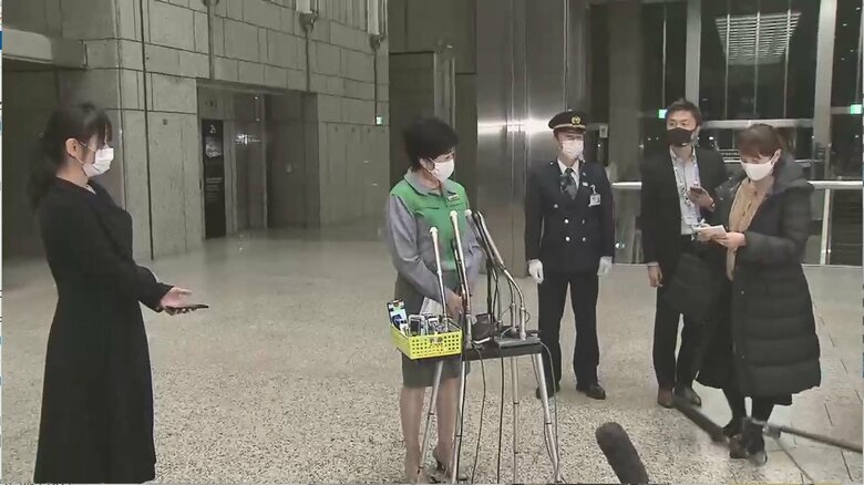 会談後記者に答える小池都知事　都庁　1日夜