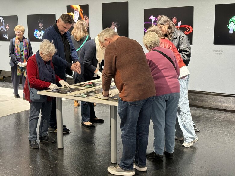 訪れた人たちが写真を触って楽しむ（写真：WestLicht. Schauplatz für Fotografie）