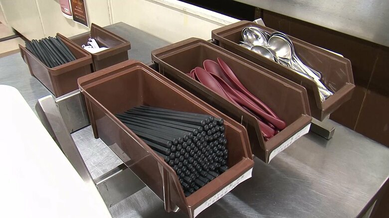 社員食堂にはライスレジン製のスプーンと箸が