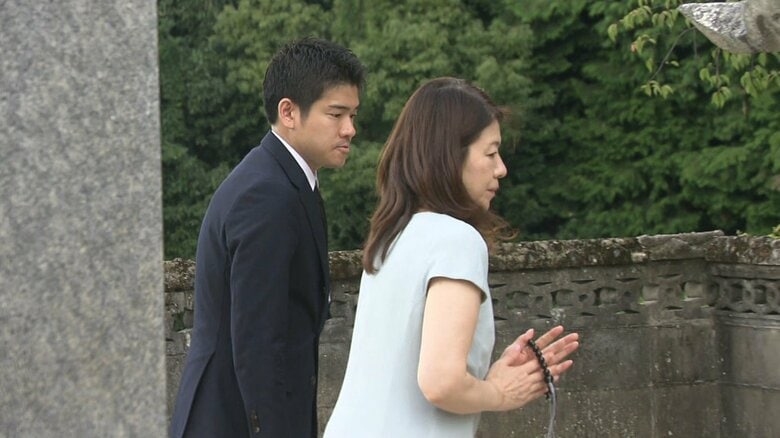 5日午後3時過ぎ、岸田首相と墓参りをした裕子夫人と長男・翔太郎氏（広島・東広島市）