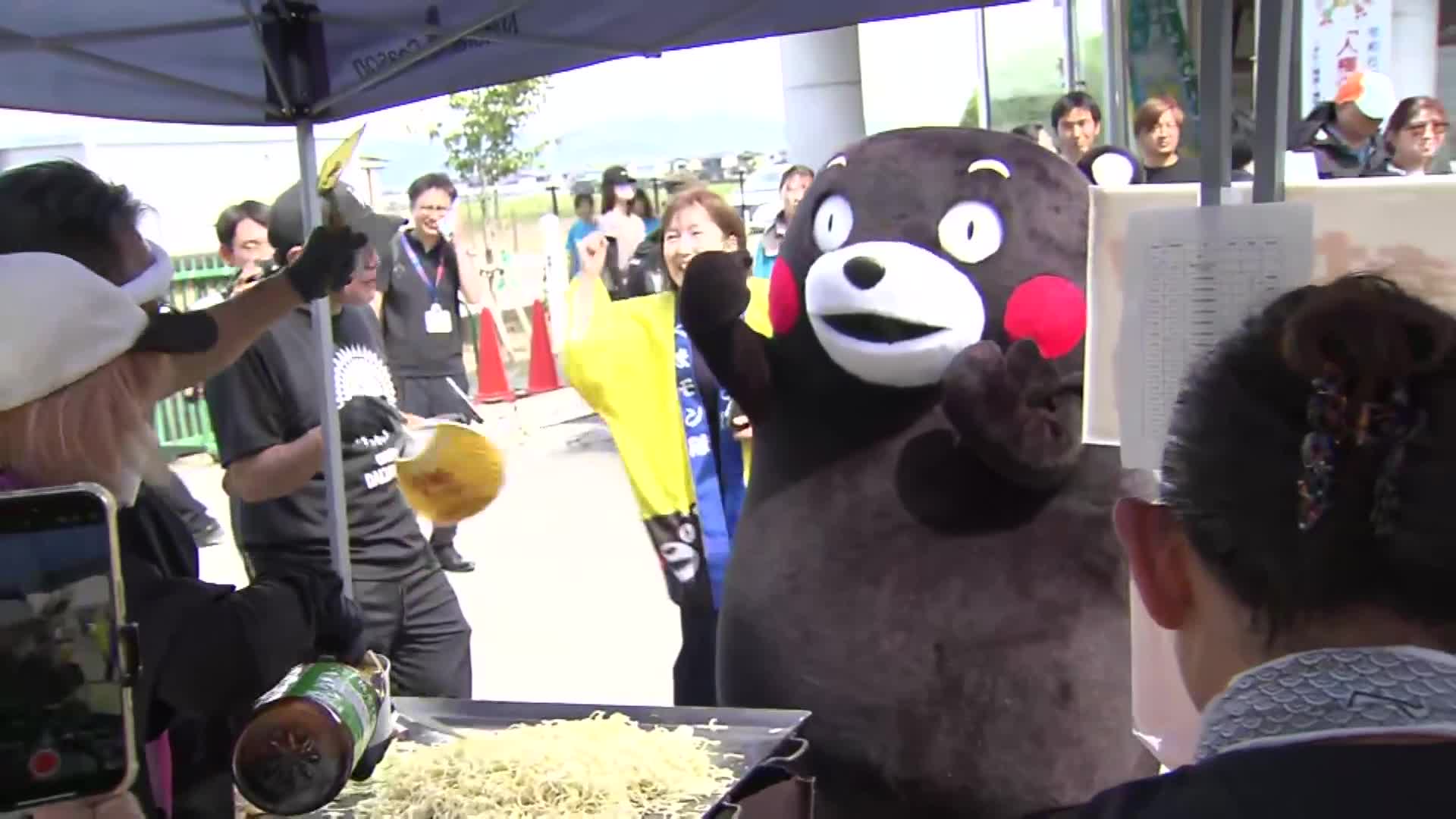 「もふもふでした」くまモンが活動再開　氷川町を訪問　お菓子配りや子どもたちとハイタッチで激励　熊本地震
