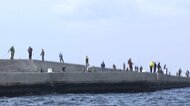 【独自】過去には死亡事故 立ち入り禁止の防波堤に釣り人100人……